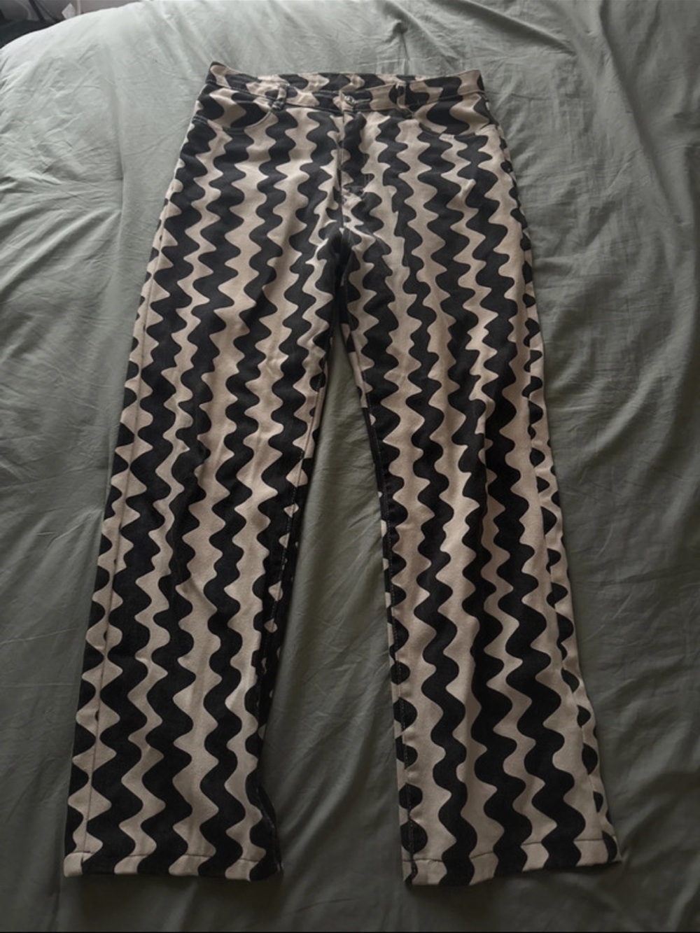 Women’s Black & White Wavy Pattern 👖